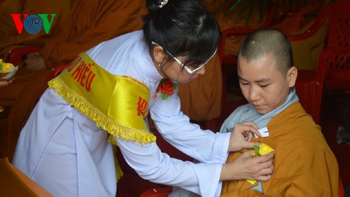 เทศกาลวูลาน๒๐๑๓เพื่อแสดงความกตัญญูต่อพ่อแม่ ของชมรมชาวเวียดนามในประเทศไทย - ảnh 7